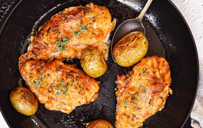 Zapečena piletina s krumpirom u tavi sa začinima.