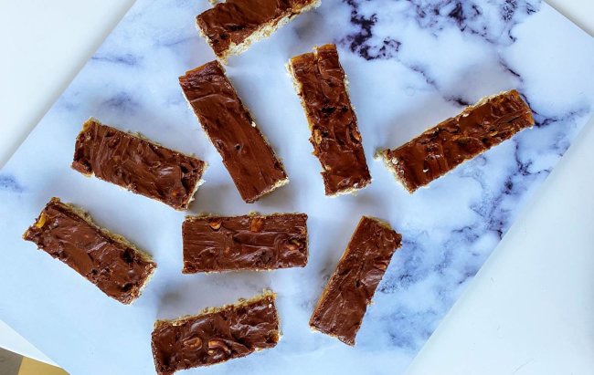 Najjednostavnije Snickers proteinske pločice za sve ljubitelje kikirikija! Recept na linku!